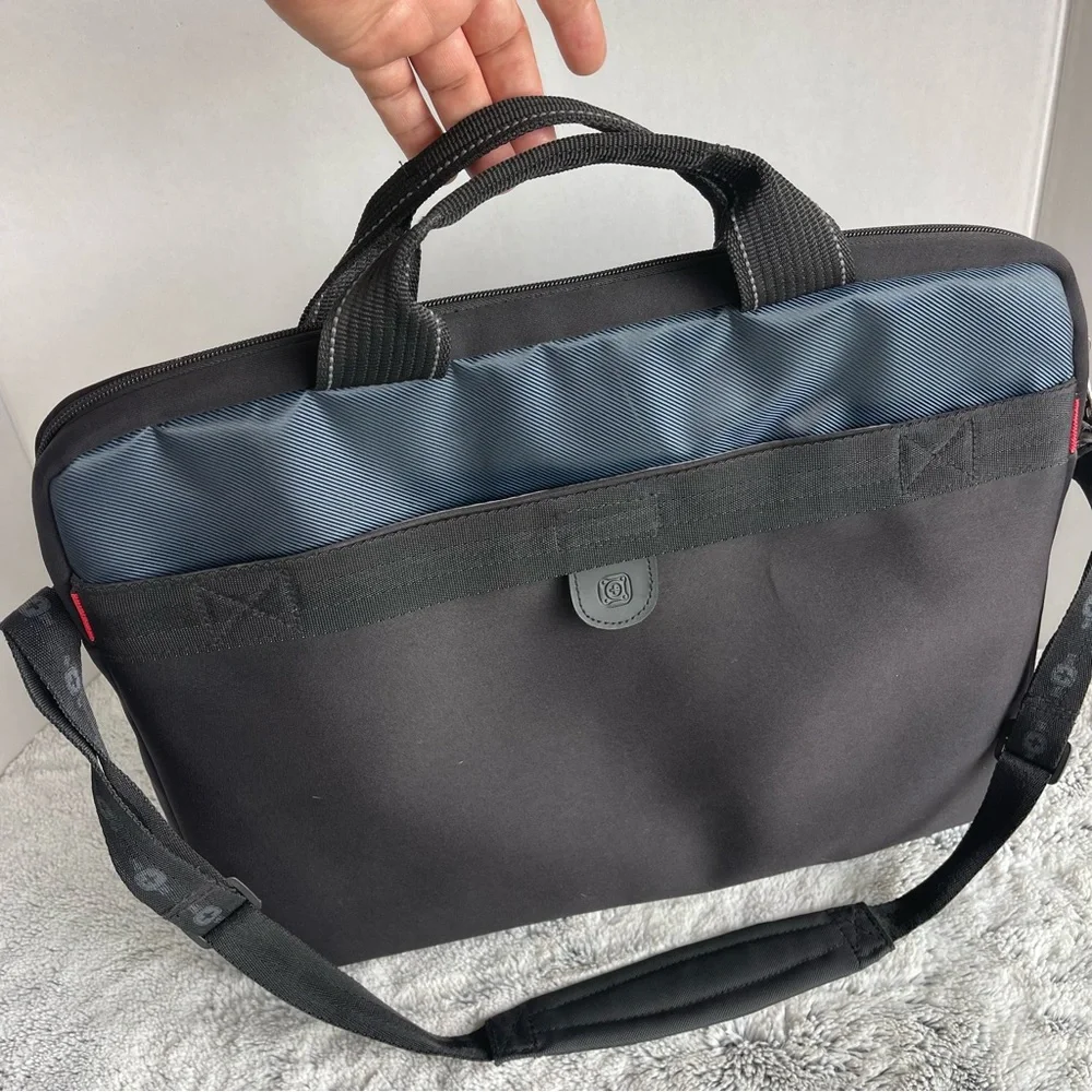 Swiss Gear Black Wenger Sherpa 17 inch Padded Laptop Messenger Bag Zipper